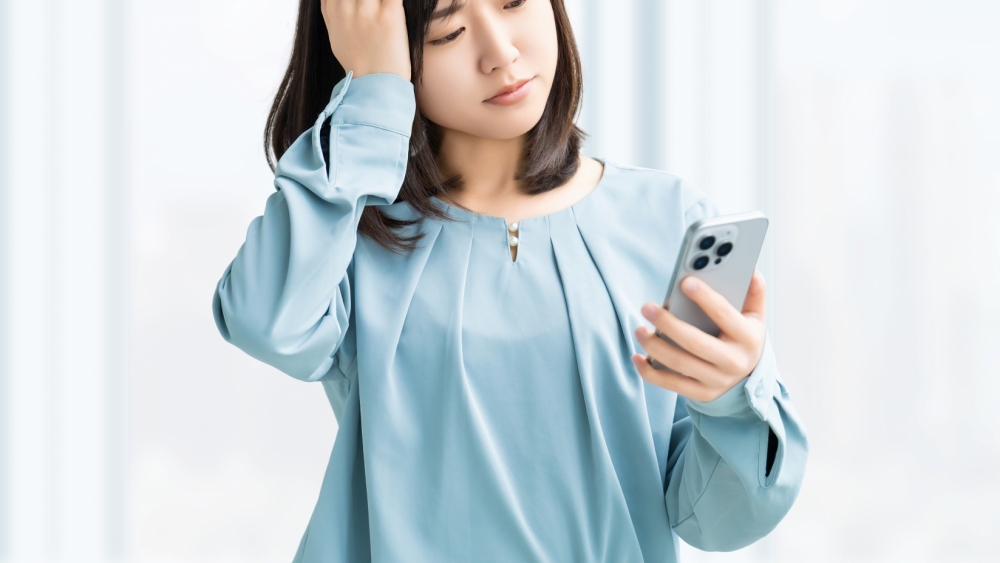 体調が悪く、インターネットで医療情報を探す女性